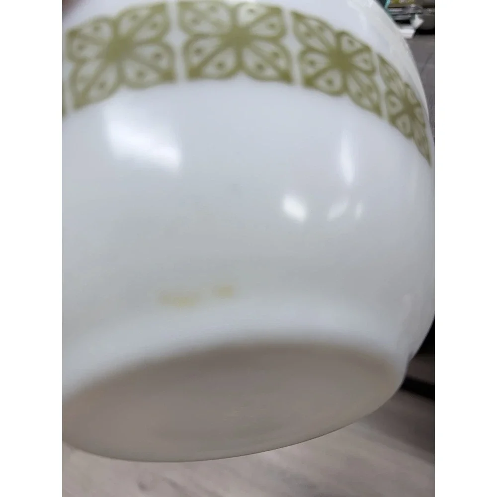 Vintage Pyrex # 402 Verde Green Square Flowers 1 1/2 Quart Mixing Nesting Bowl
